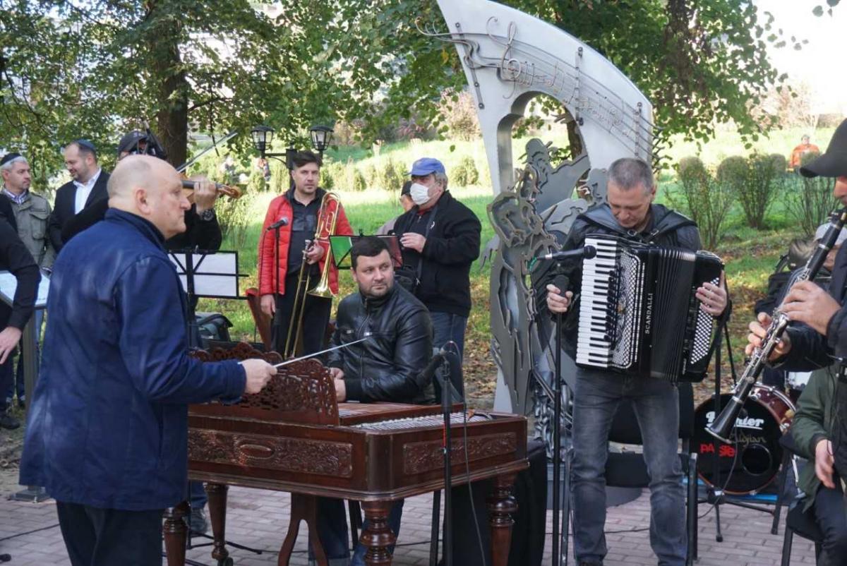 У Чернівцях відкрили пам’ятник, присвячений пісні «Хава Нагіла (фото) У Чернівцях відкрили пам’ятник, присвячений пісні «Хава Нагіла (фото)