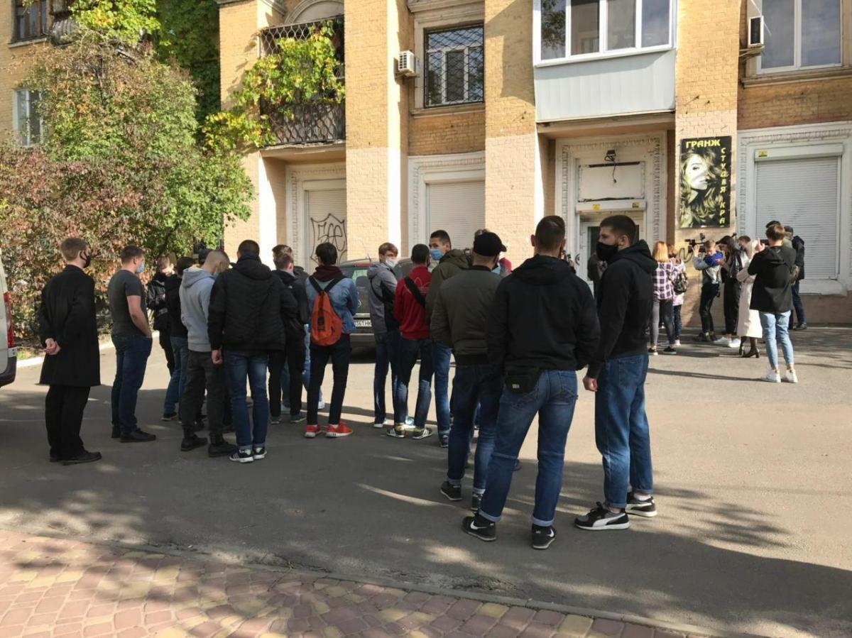 Активисты заблокировали офисы 'Єдності': Покупать избирателей мы не дадим Активисты заблокировали офисы 'Єдності': Покупать избирателей мы не дадим