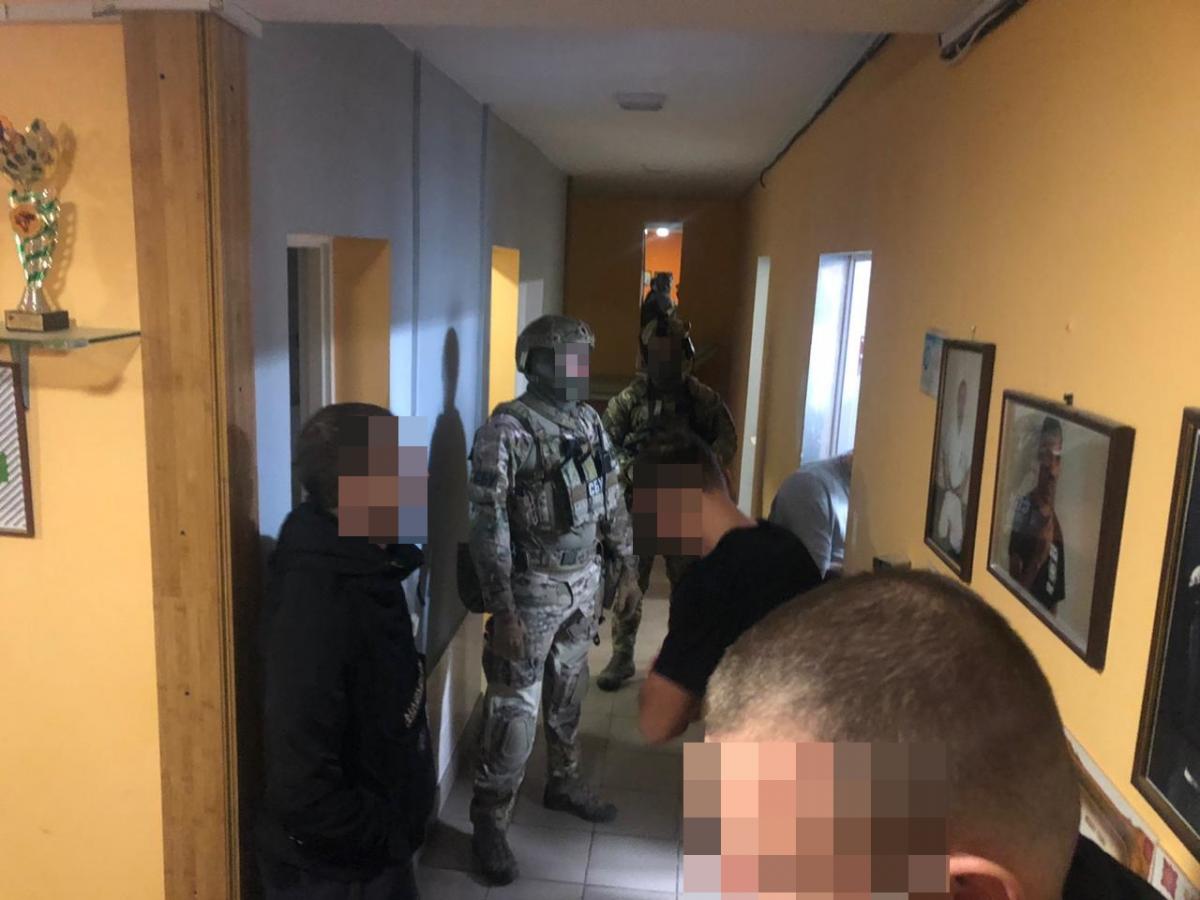Правоохоронці вилучили засоби анонімного зв’язку, комп’ютери, флешки, боєприпаси та наркотики / gp.gov.ua Правоохоронці вилучили засоби анонімного зв’язку, комп’ютери, флешки, боєприпаси та наркотики / gp.gov.ua