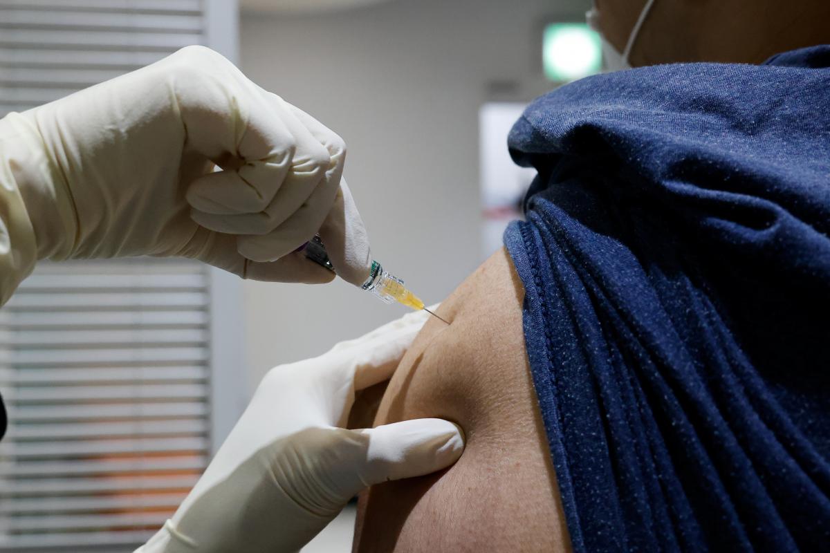 Вакцина от коронавируса - в Минздраве ответили, скольких украинцев готовы привить / REUTERS