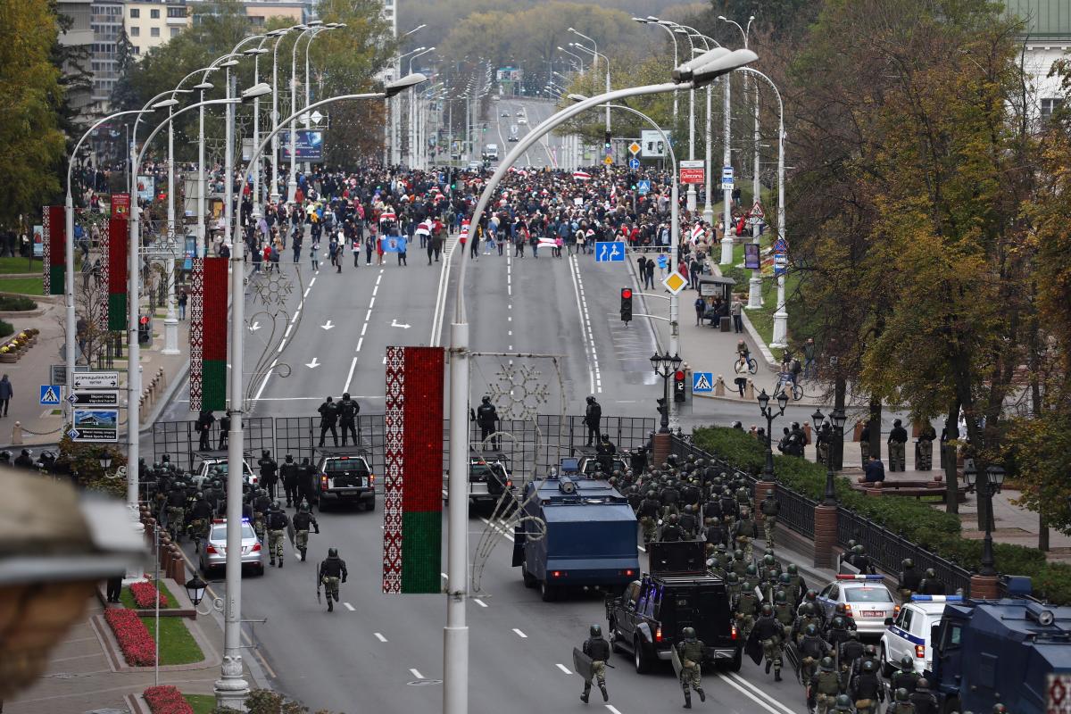 До маршу протесту в Мінськ стягують спецтехніку / фото REUTERS