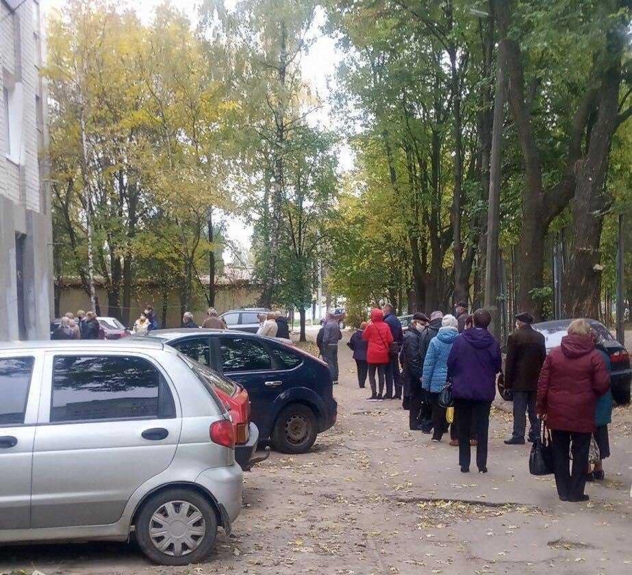 Черга до одної з виборчих дільниць у Чернігові / фото УНІАН, Ірина Синельник Черга до одної з виборчих дільниць у Чернігові / фото УНІАН, Ірина Синельник