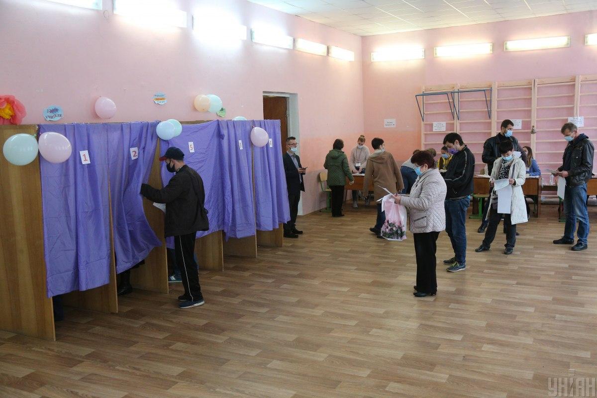 Явка на виборах у Києві становить близько 34% / фото УНІАН, Віктор Ковальчук Явка на виборах у Києві становить близько 34% / фото УНІАН, Віктор Ковальчук