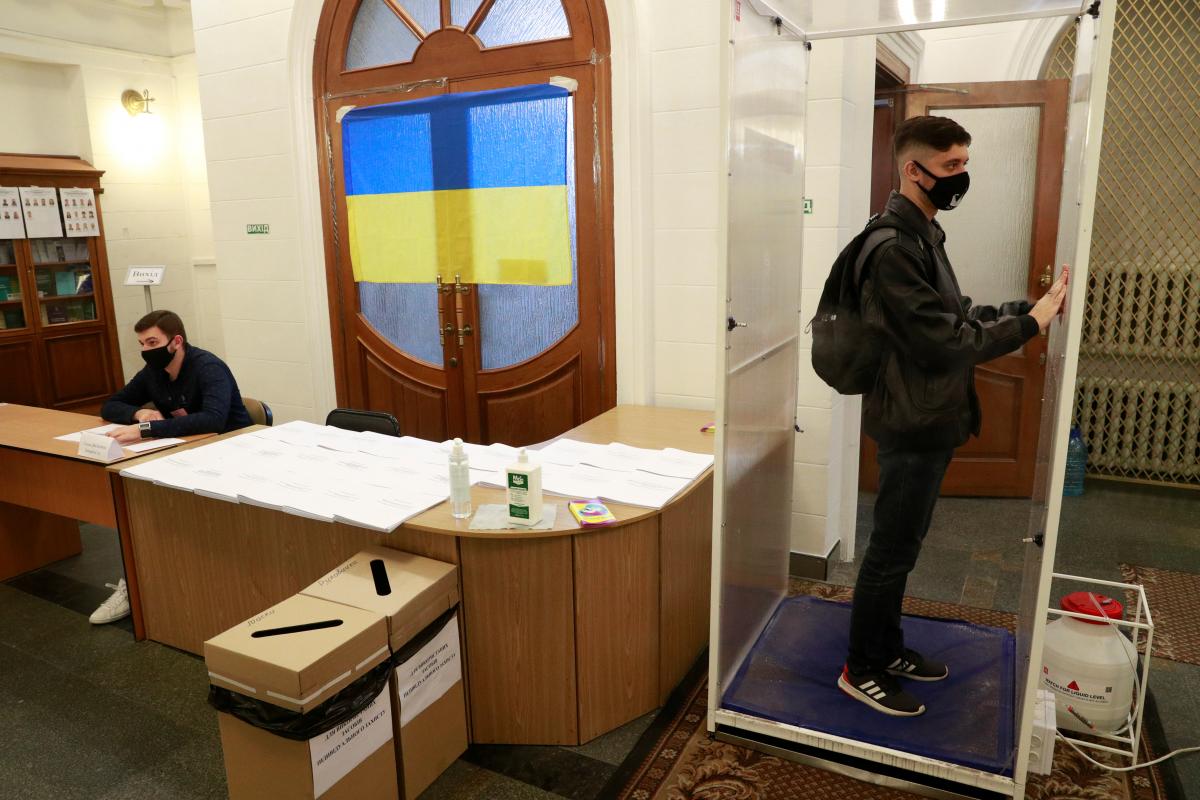 В 11 городах 22 ноября пройдет второй тур выборов / фото REUTERS В 11 городах 22 ноября пройдет второй тур выборов / фото REUTERS