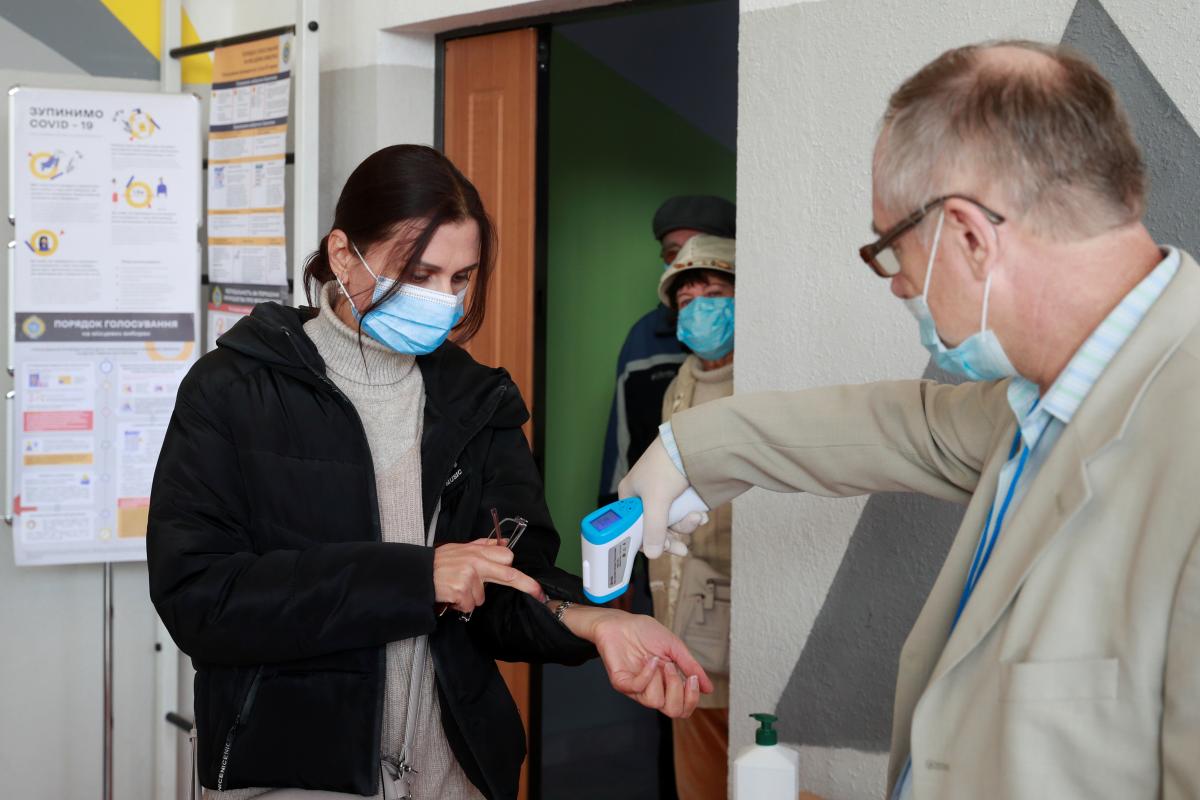 На місцеві вибори в основному прийшли люди за 50 років та пенсіонери / REUTERS На місцеві вибори в основному прийшли люди за 50 років та пенсіонери / REUTERS