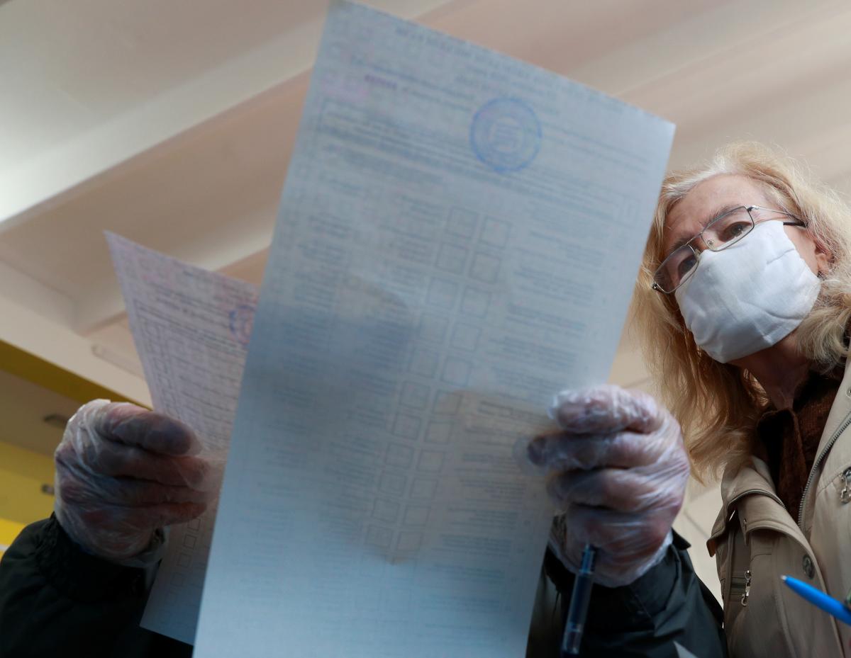 В Харьковский облсовет прошли пять партий / фото REUTERS