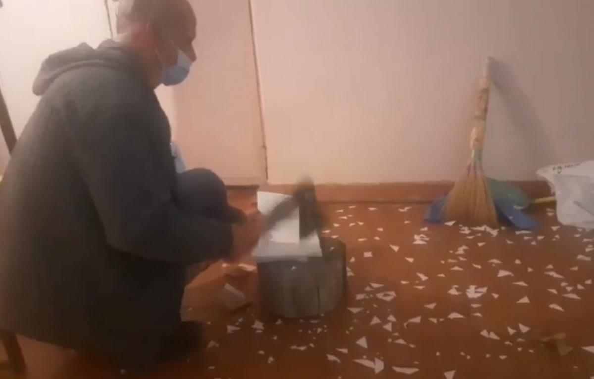 Під Дніпром бюлетені розрубали сокирою / скріншот Під Дніпром бюлетені розрубали сокирою / скріншот