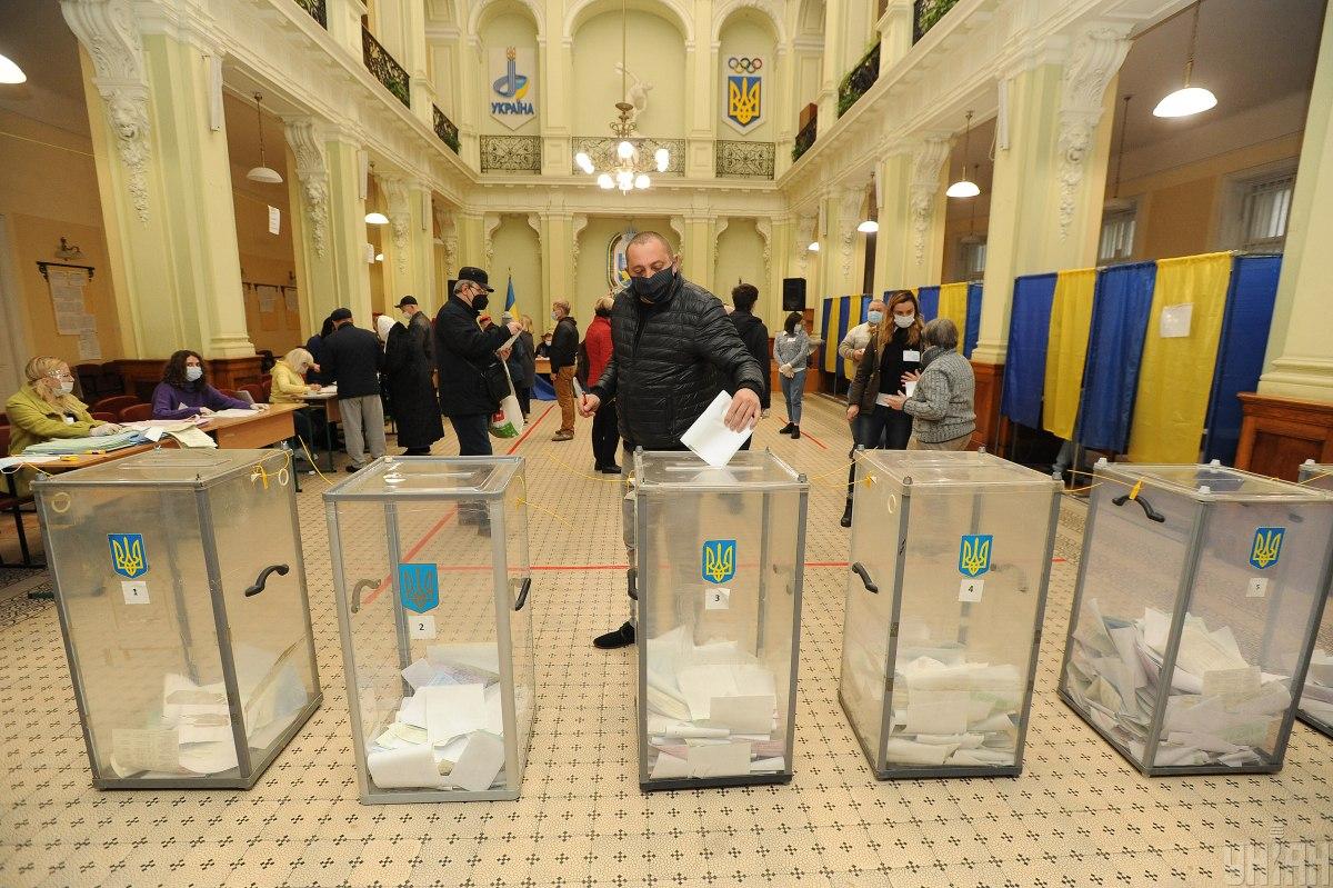 У "Слузі народу" переконують, що діаспора не зможе голосувати на виборах двох країн одночасно / фото УНІАН, Микола Тис
