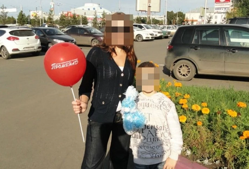 Россиянка, утопившая дочь, со старшим сыном / фото nsk.kp