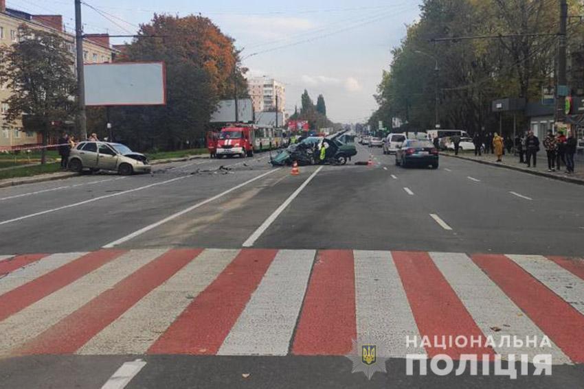 После совершения ДТП водитель "Део" оставил свое транспортное средство / фото полиция После совершения ДТП водитель "Део" оставил свое транспортное средство / фото полиция