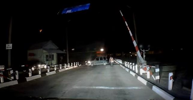 Водій легковика проігнорувала сигнал чергового по переїзду / скріншот Водій легковика проігнорувала сигнал чергового по переїзду / скріншот