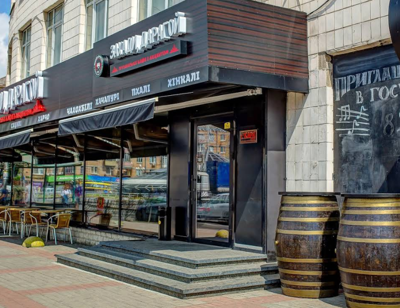 Біля ресторану вбили людину / mesta.com.ua Біля ресторану вбили людину / mesta.com.ua