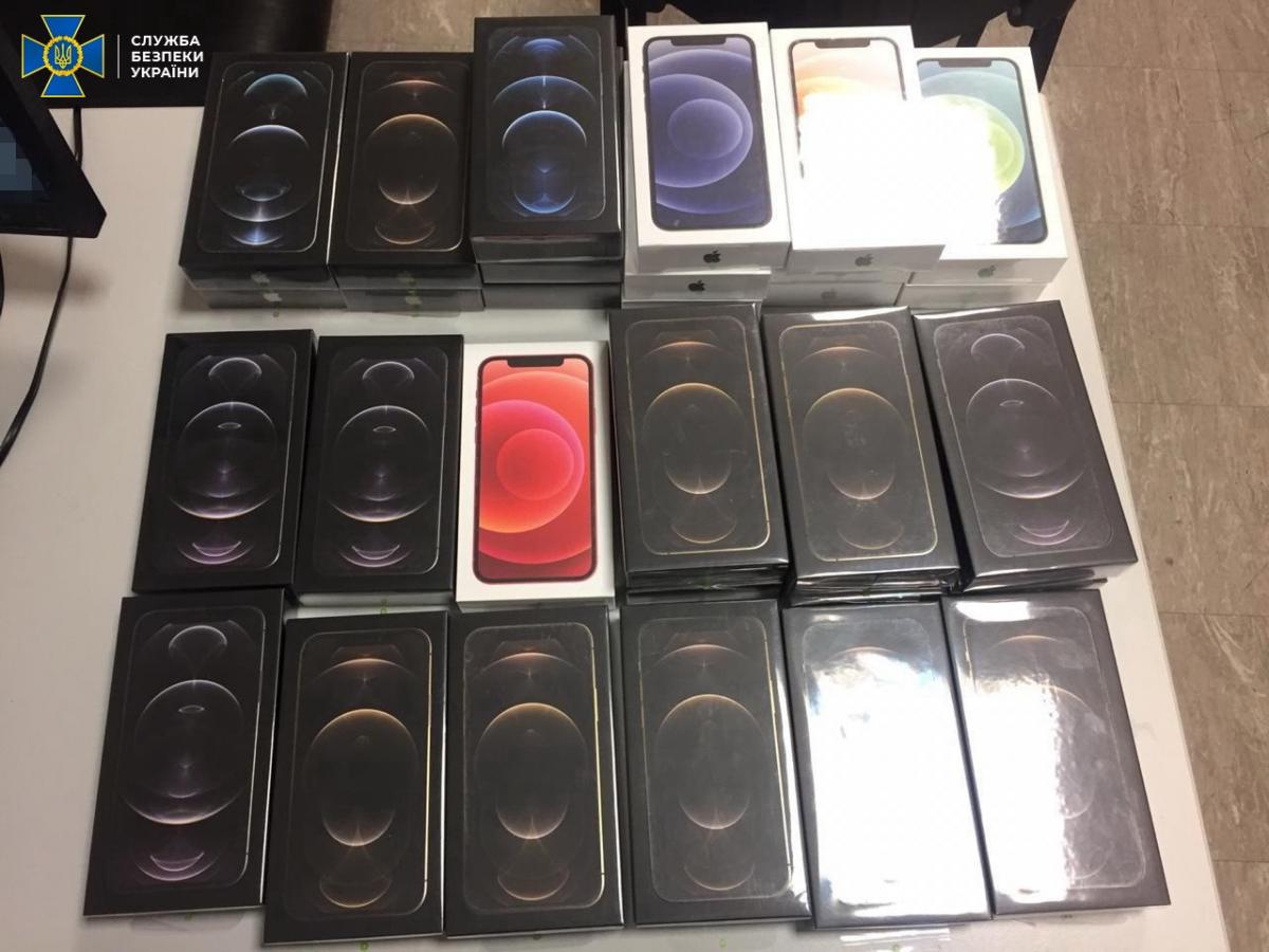 В "Борисполі" перехопили партію контрабандних iPhone / СБУ В "Борисполі" перехопили партію контрабандних iPhone / СБУ