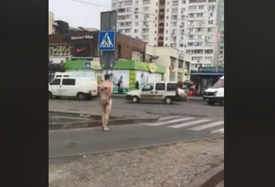 Чоловік розгулював Харківським масивом / скріншот Чоловік розгулював Харківським масивом / скріншот