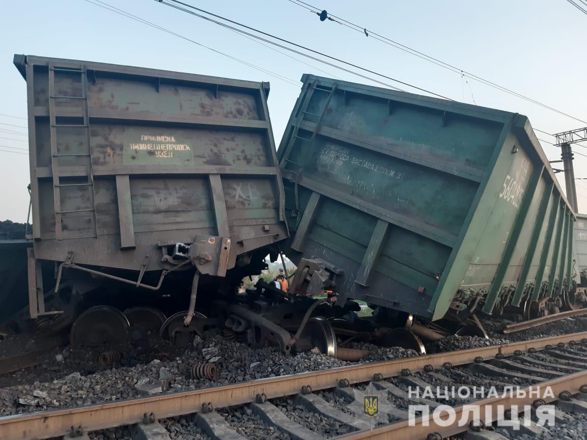 З рейок зійшли 14 вагонів / фото Нацполіція З рейок зійшли 14 вагонів / фото Нацполіція