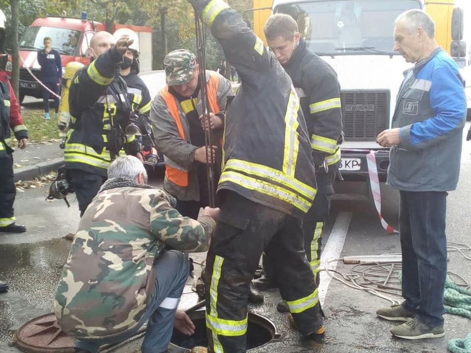 У Києві на колекторі прогримів вибух / фото facebook.com/DSNSKyiv У Києві на колекторі прогримів вибух / фото facebook.com/DSNSKyiv