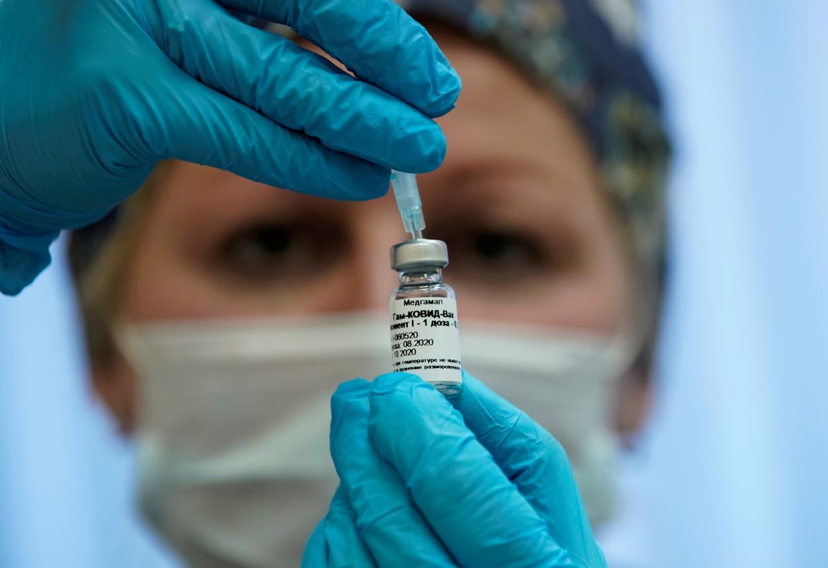 Вакцина от коронавируса американской компании Moderna эффективна почти на 95% / фото REUTERS