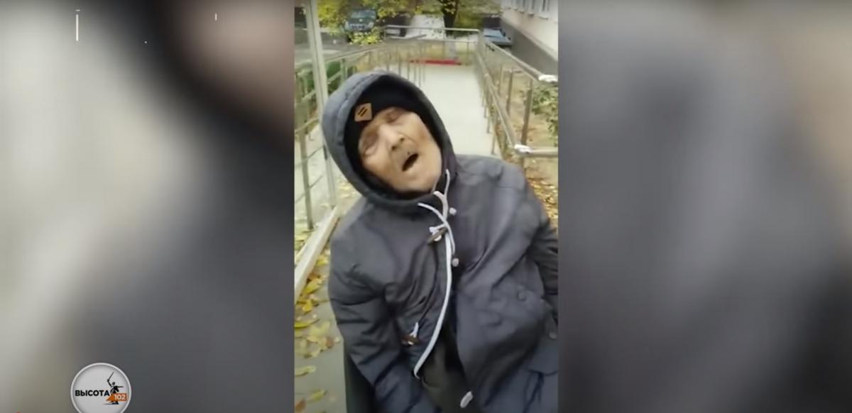Лікарі посадили чоловіка на каталку і хотіли відправити додому / скріншот з відео Лікарі посадили чоловіка на каталку і хотіли відправити додому / скріншот з відео