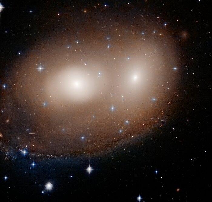 Зливаються галактики знаходяться в сузір'ї Великого Пса / фото NASA, ESA, and W. Keel Зливаються галактики знаходяться в сузір'ї Великого Пса / фото NASA, ESA, and W. Keel