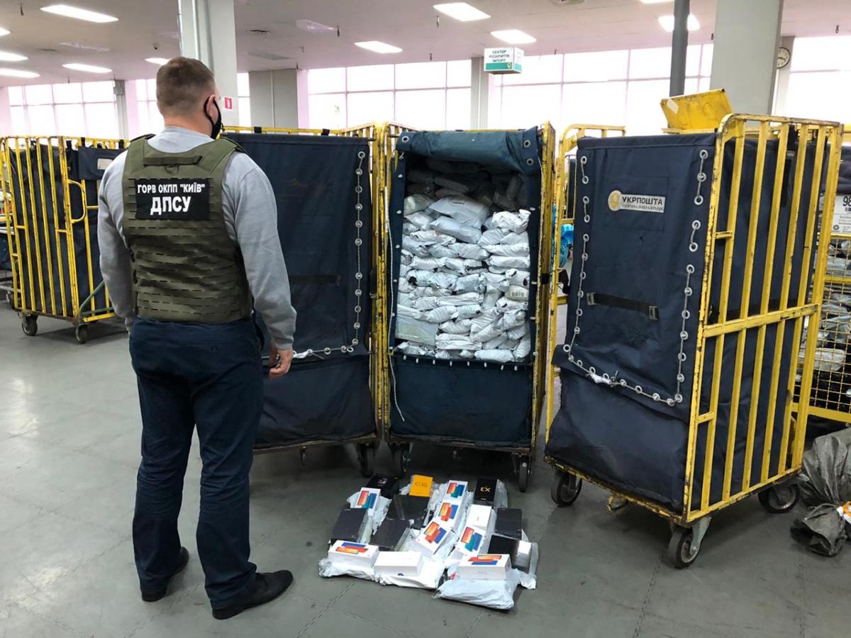 У Борисполі перехопили посилки із 700 телефонами і планшетами / фото dpsu.gov.ua У Борисполі перехопили посилки із 700 телефонами і планшетами / фото dpsu.gov.ua