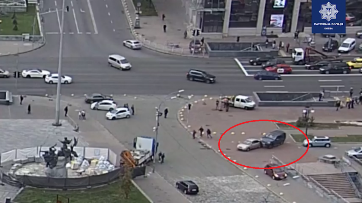 Видео с началом жуткого ДТП на центре Киева / скриншот Видео с началом жуткого ДТП на центре Киева / скриншот