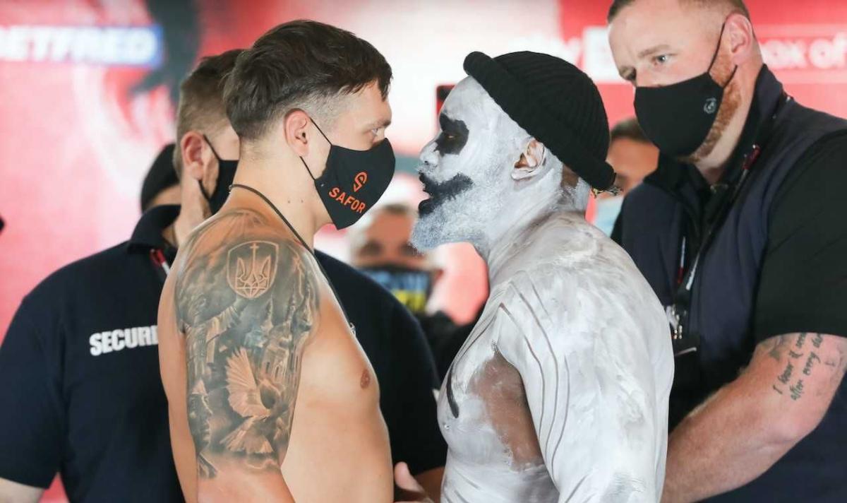 Александр Усик в 2020 году победил Дерека Чисору (справа) / фото Matchroom Boxing