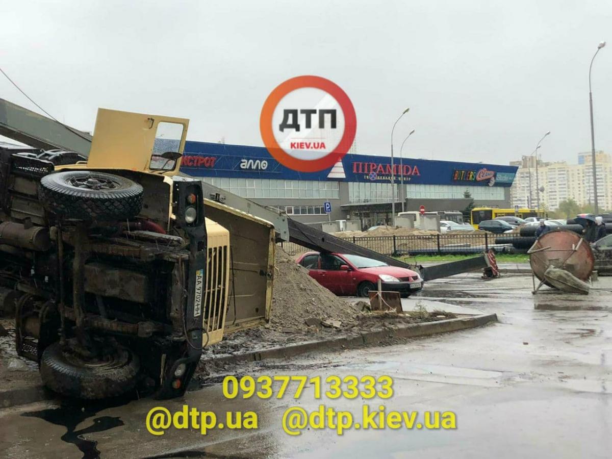 У Києві будівельний кран впав на проїжджу частину, накривши автомобіль / фото t.me/dtpkievua У Києві будівельний кран впав на проїжджу частину, накривши автомобіль / фото t.me/dtpkievua