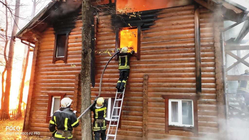 Площа пожежі становила 200 квадратних метрів / фото УНІАН / Марина Чорноштан Площа пожежі становила 200 квадратних метрів / фото УНІАН / Марина Чорноштан