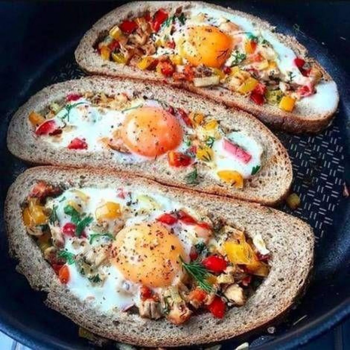 Сандвич с яйцом на сковороде