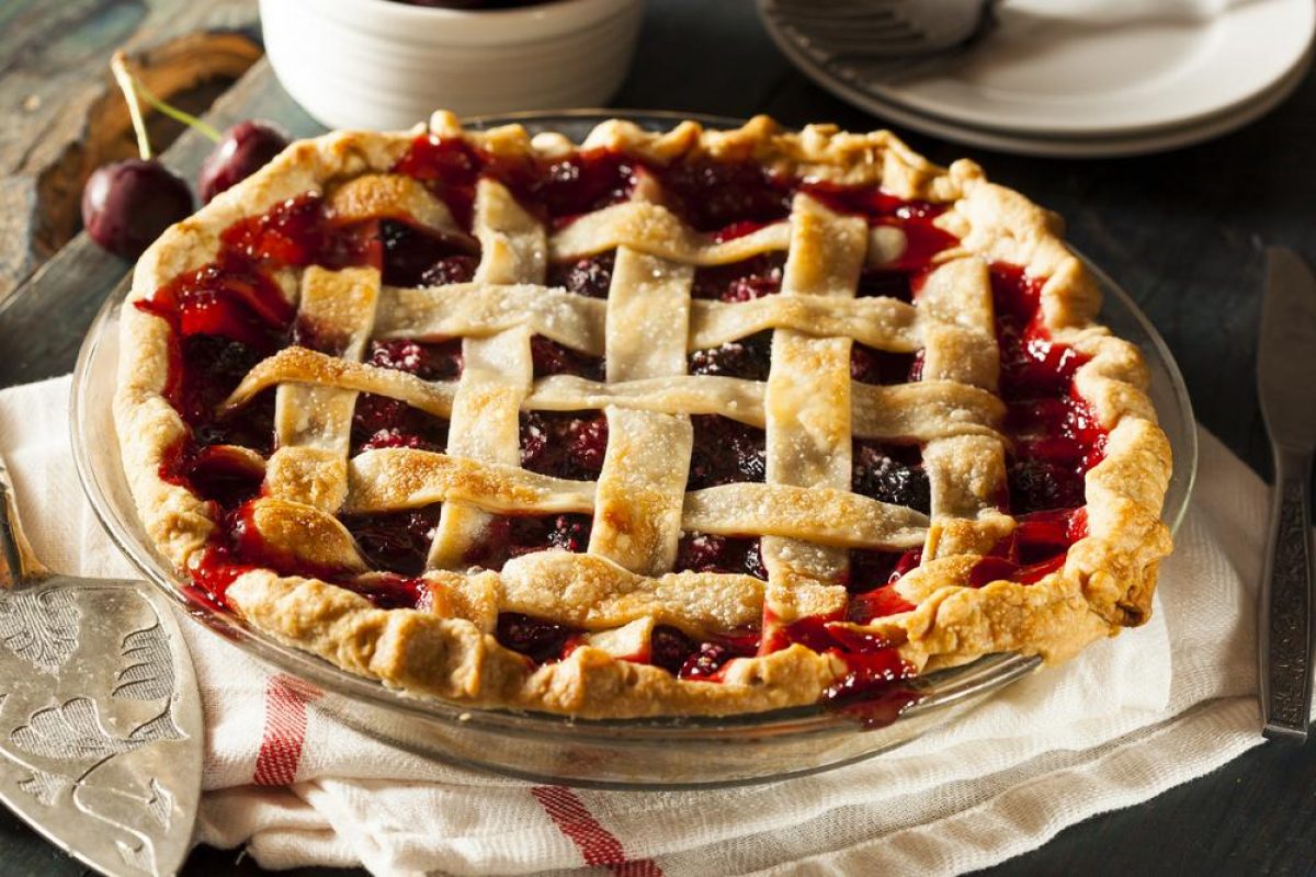 Рецепт вкусного вишневого пирога: приготовьте тесто, вдавите в него ягоды и запеките
