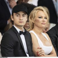 Полностью раздетая звезда Playboy возбудила сеть пикантной позой