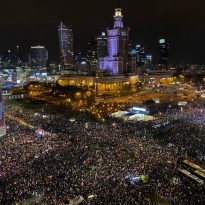 В Варшаве десятки тысяч людей митингуют против запрета на аборты (фоторепортаж)
