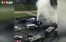 У Мінську протестувальники прогнали водомет, яким силовики поливали натовп (відео)