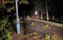 Зірвані дахи, повалені дерева та електроопори: Івано-Франківськ потерпає від негоди (фоторепортаж, відео)
