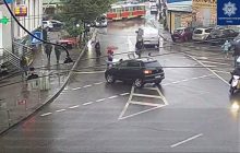 Отлетела на пять метров: на переходе в Киеве сбили женщину (видео)