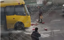 В Киеве на ходу загорелась маршрутка с пассажирами (видео)