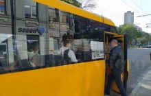 "Вдома залишитися ви не забули?": у Дніпрі вибухнув скандал через пасажирку, що кашляла без маски