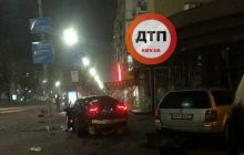 Серйозна ДТП у центрі Києва: авто вилетіли на тротуар, уламки розкидані по всій дорозі (фото, відео)
