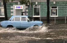 "Авто просто попливло": Дніпро накрила потужна злива, з люків били фонтани (фоторепортаж, відео)