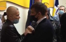 В Житомире горожане ворвались в горсовет и поцапались с мэром (фото)