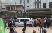 Неудобно получилось: на Закарпатье во время "пламенной" речи губернатора мимо проехал нагруженный кругляком лесовоз (видео)