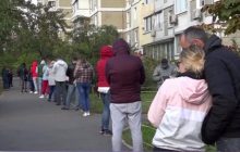 Черги в сотні людей - і все за гроші: журналісти дізналися, як жителі Києва здають тести на COVID-19 (відео)