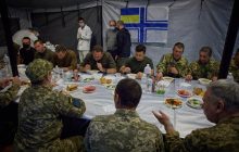"Найдивніший фейк": в ОП прокоментували "порожні тарілки" військових за столом із Зеленським та показали фото