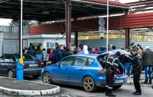 На границе с Венгрией образовалась очередь из двух сотен авто