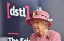 Королева Єлизавета II вперше з'явилася на публіці після карантину (фото)
