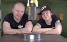 Чавить все підряд: пара прославилася в мережі "залипальними" відео й розбагатіла
