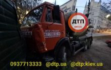 В Киеве бетономешалка протаранила пять автомобилей (видео)