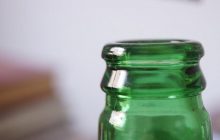 У Миколаєві хулігани кинули з вікна багатоповерхівки пляшку і потрапили в жінку з дитиною