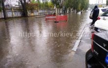 Злива в Києві: підтоплено десять вулиць, машини "плавають" у величезних калюжах (фото, відео)