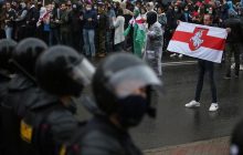 В Беларуси люди собираются на протестный "Марш соседей", силовики применяют газ и светошумовые гранаты